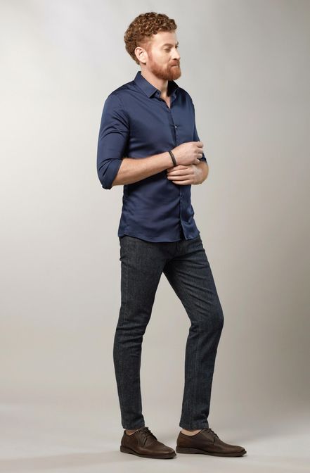 calça preta com camisa azul marinho