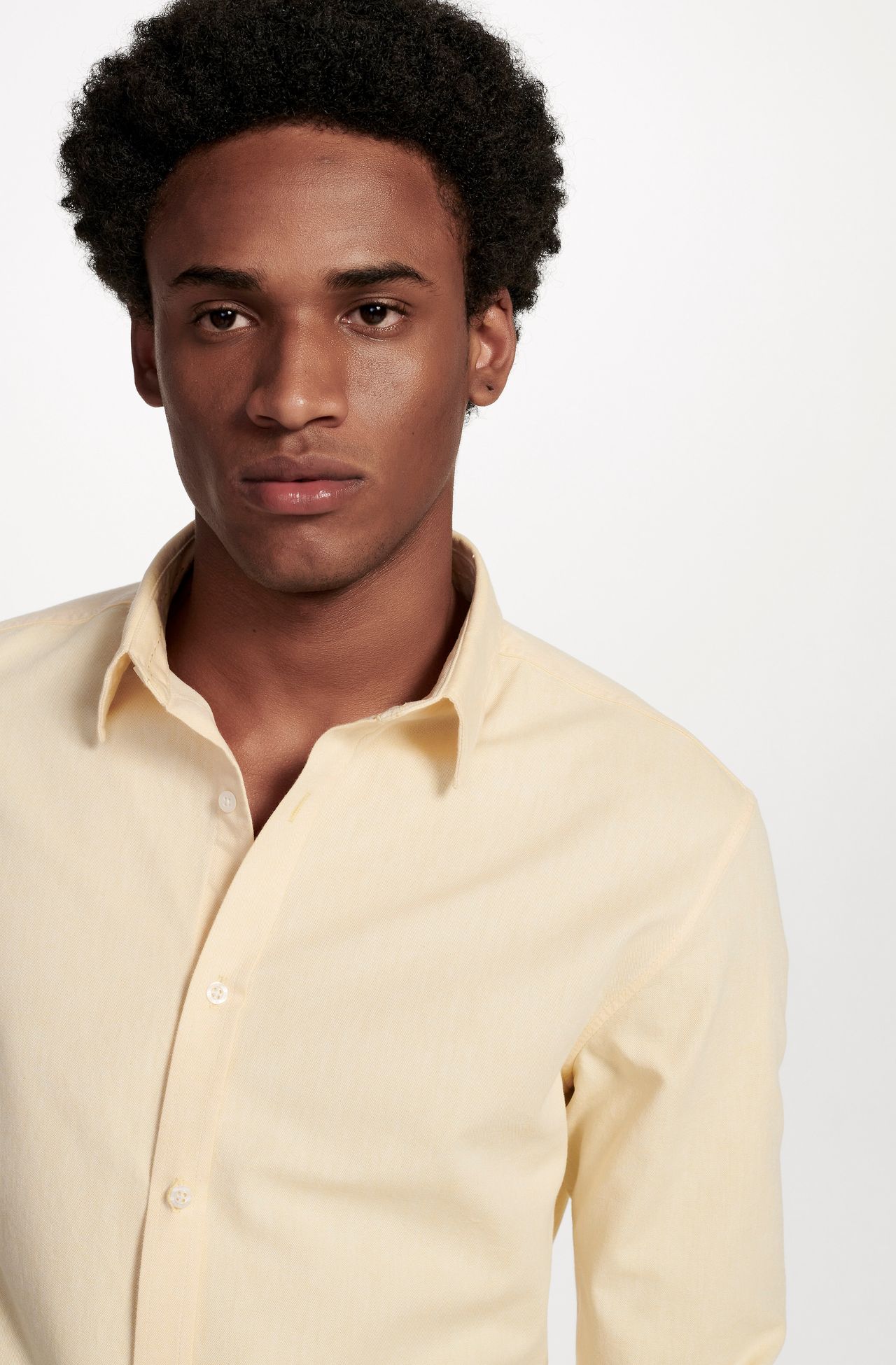 2501VCZ48287_135_3-CAMISA-CASUAL-EM-OXFORD-BRANCO