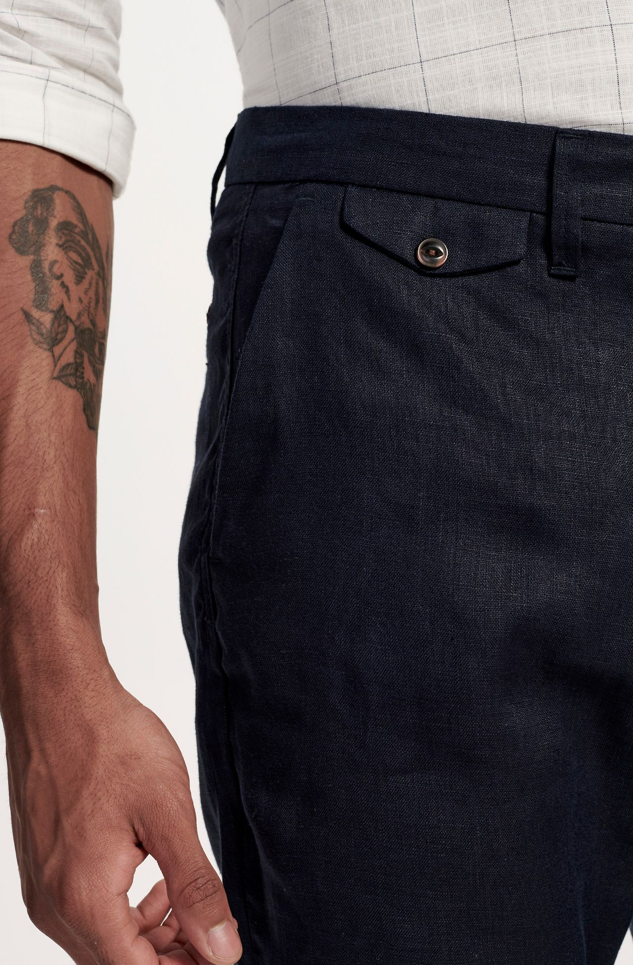 5042JCZ00032_590_4-BERMUDA-CHINO-LINHO-TINTURADA-SLIM-FIT-MARINHO