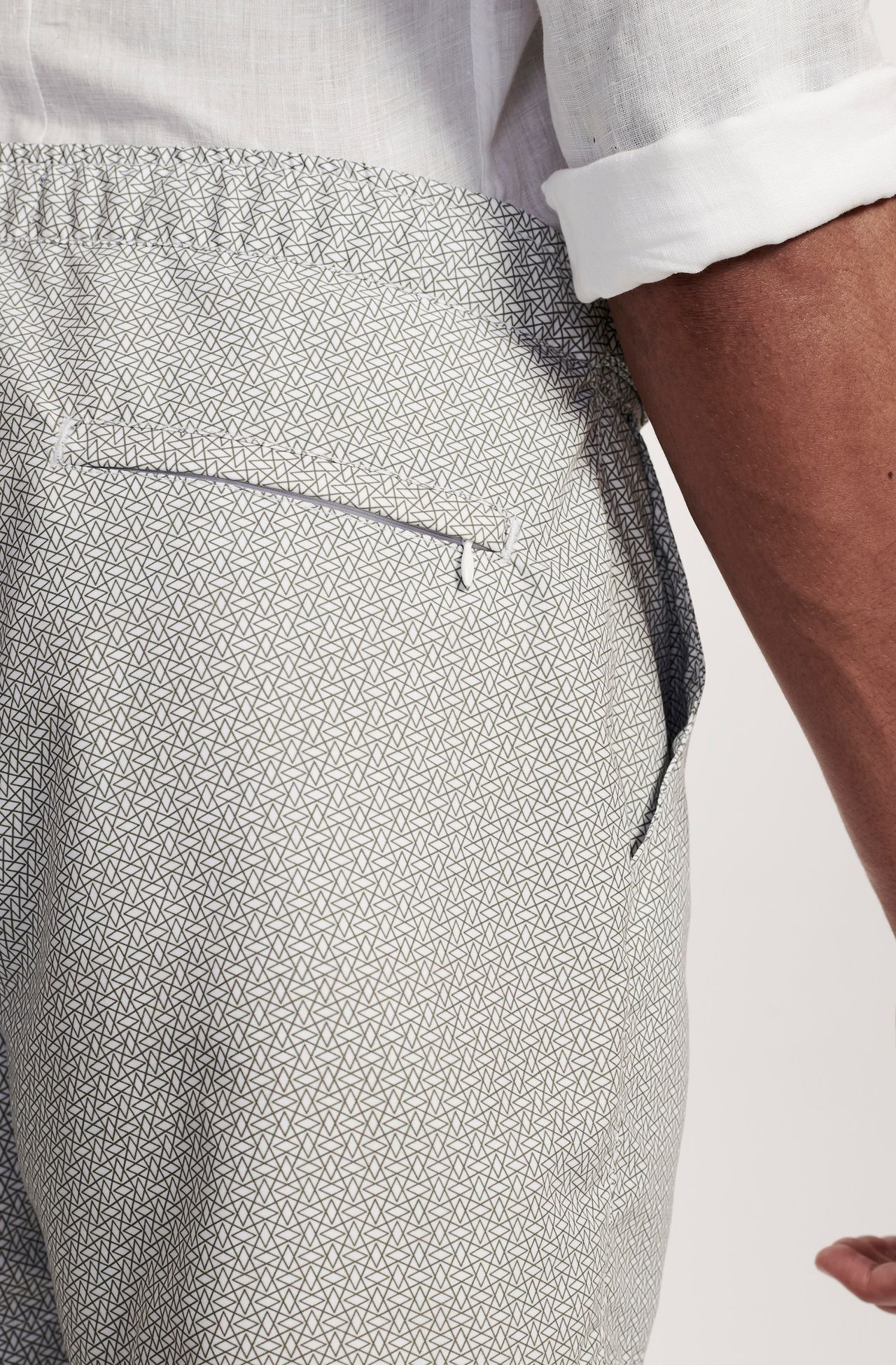 1633BCZ00018_683_3-SHORTS-MICROFIBRA-ALFAIATARIA-RELAXED-COM-ESTAMPA-GEOMETRICA-VERDE