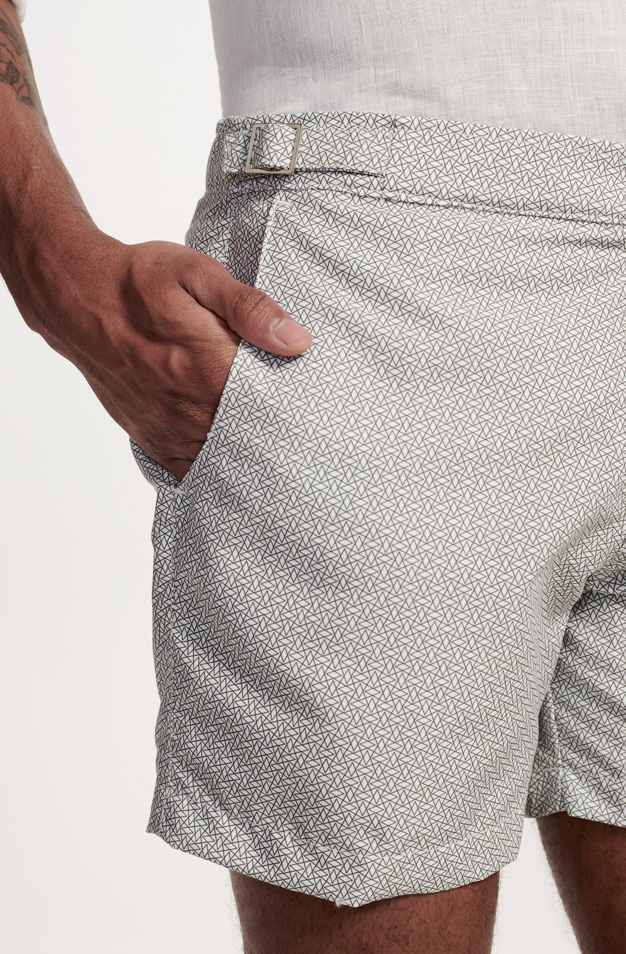 1633BCZ00018_683_4-SHORTS-MICROFIBRA-ALFAIATARIA-RELAXED-COM-ESTAMPA-GEOMETRICA-VERDE