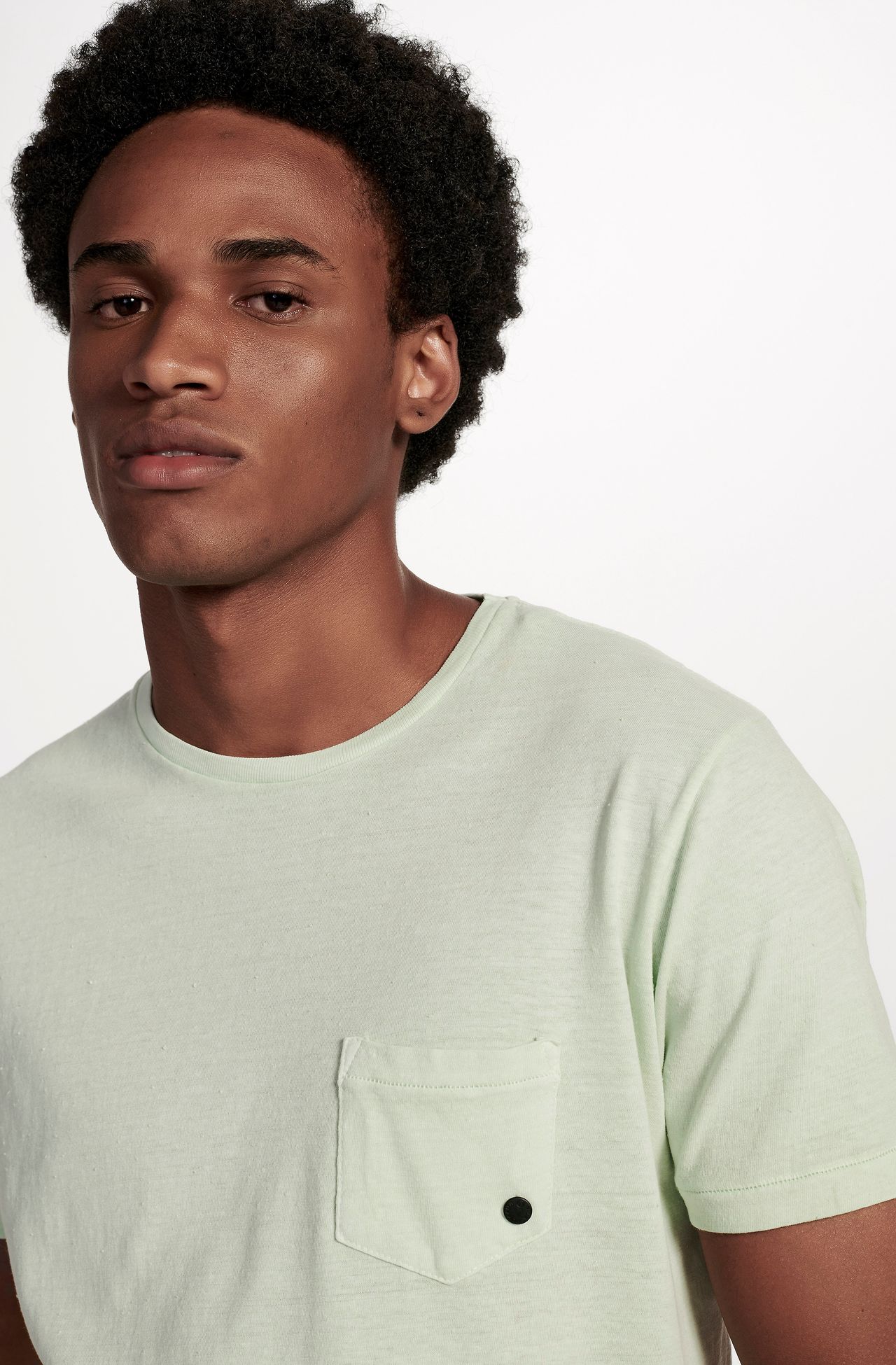 8350CCZ00073_635_3-T-SHIRT-MANGA-CURTA-BOLSO-BOTONE