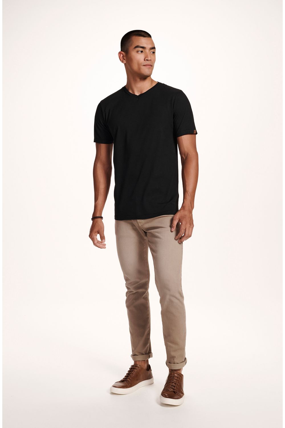 8350BCV00015_987_1-T-SHIRT-MANGA-CURTA-LISA-GOLA-V-PRETA