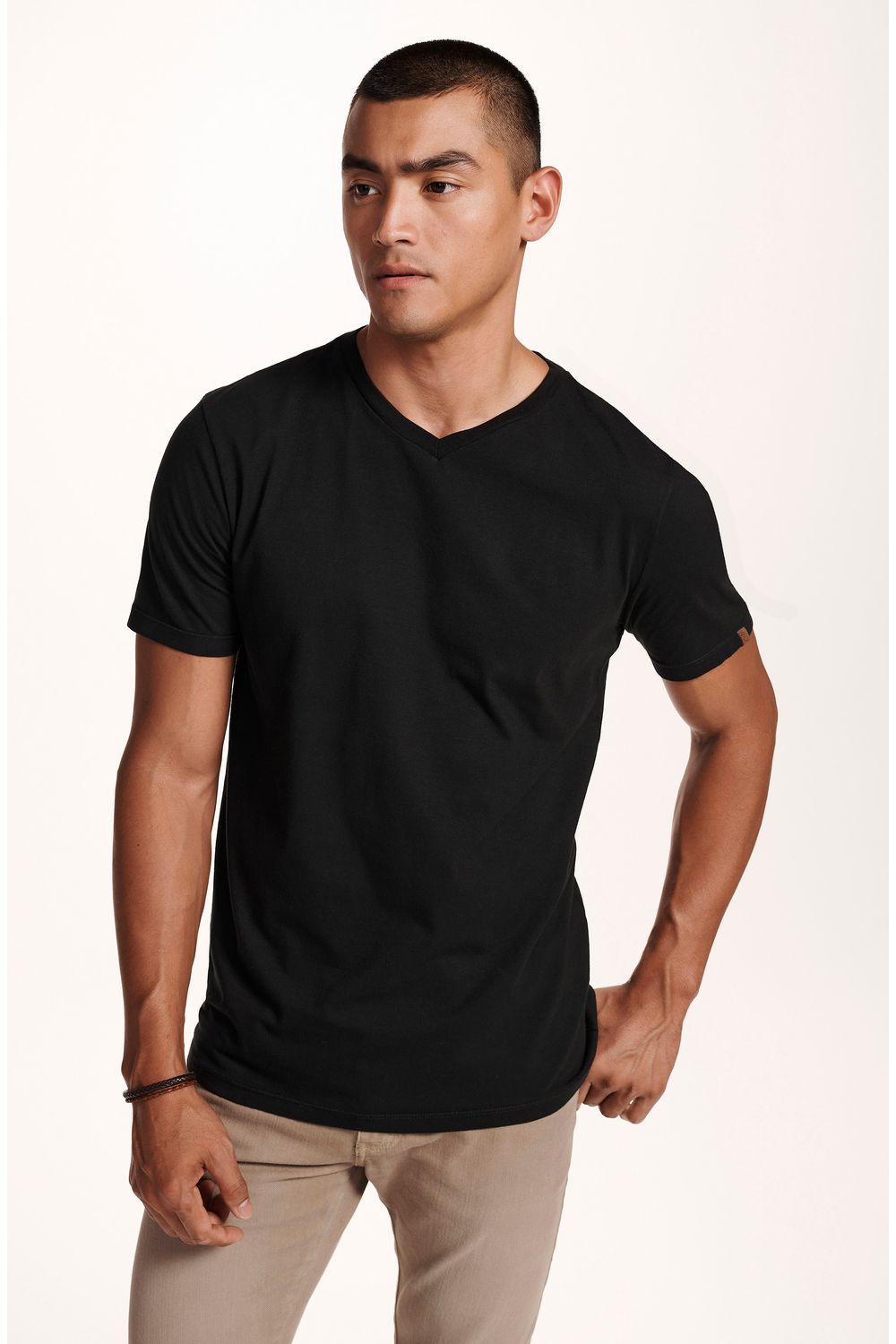 8350BCV00015_987_2-T-SHIRT-MANGA-CURTA-LISA-GOLA-V-PRETA