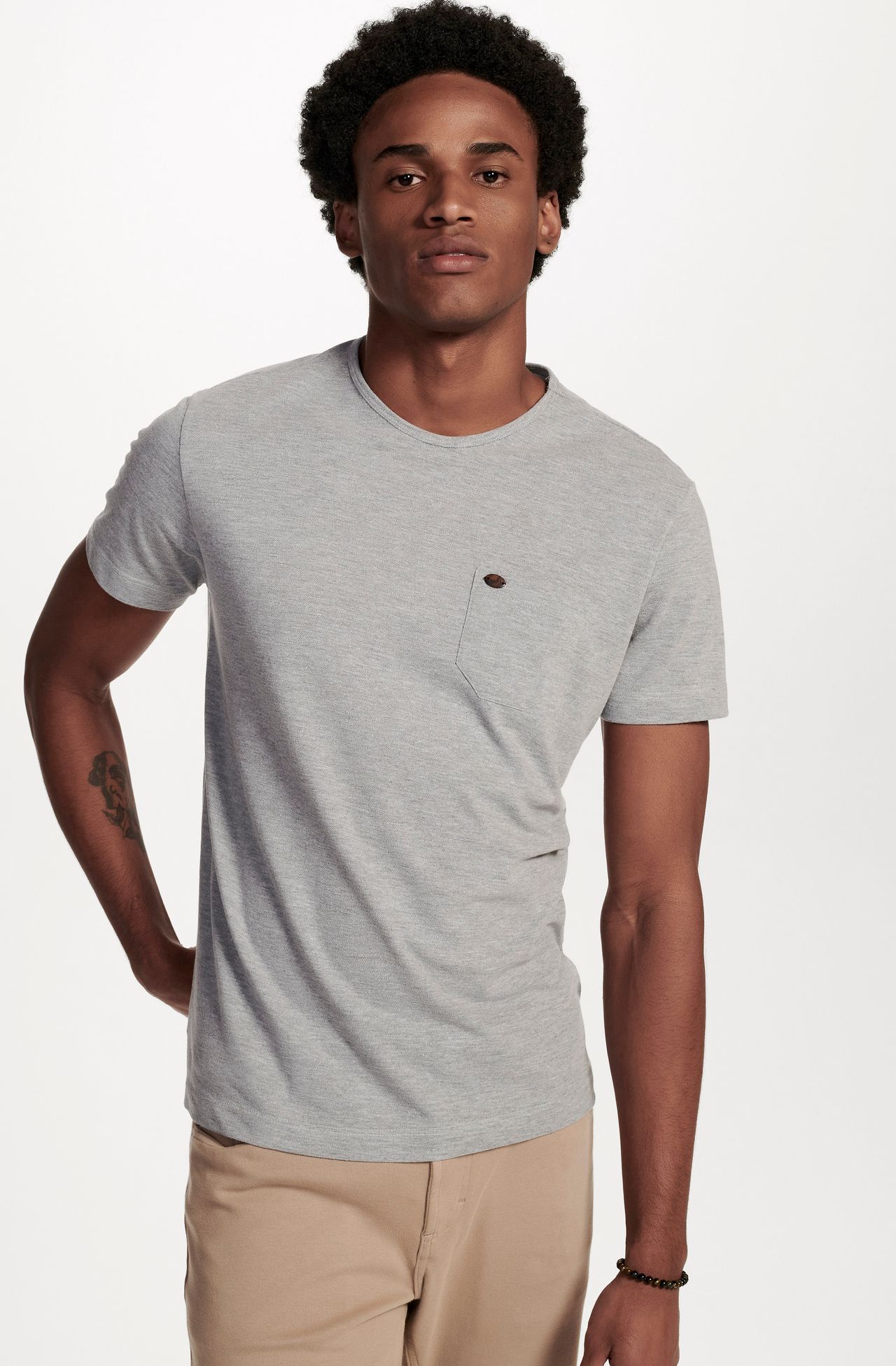 8350CCZ00066_945_2-T-SHIRT-MANGA-CURTA-BOLSO-MESCLA-CLARO