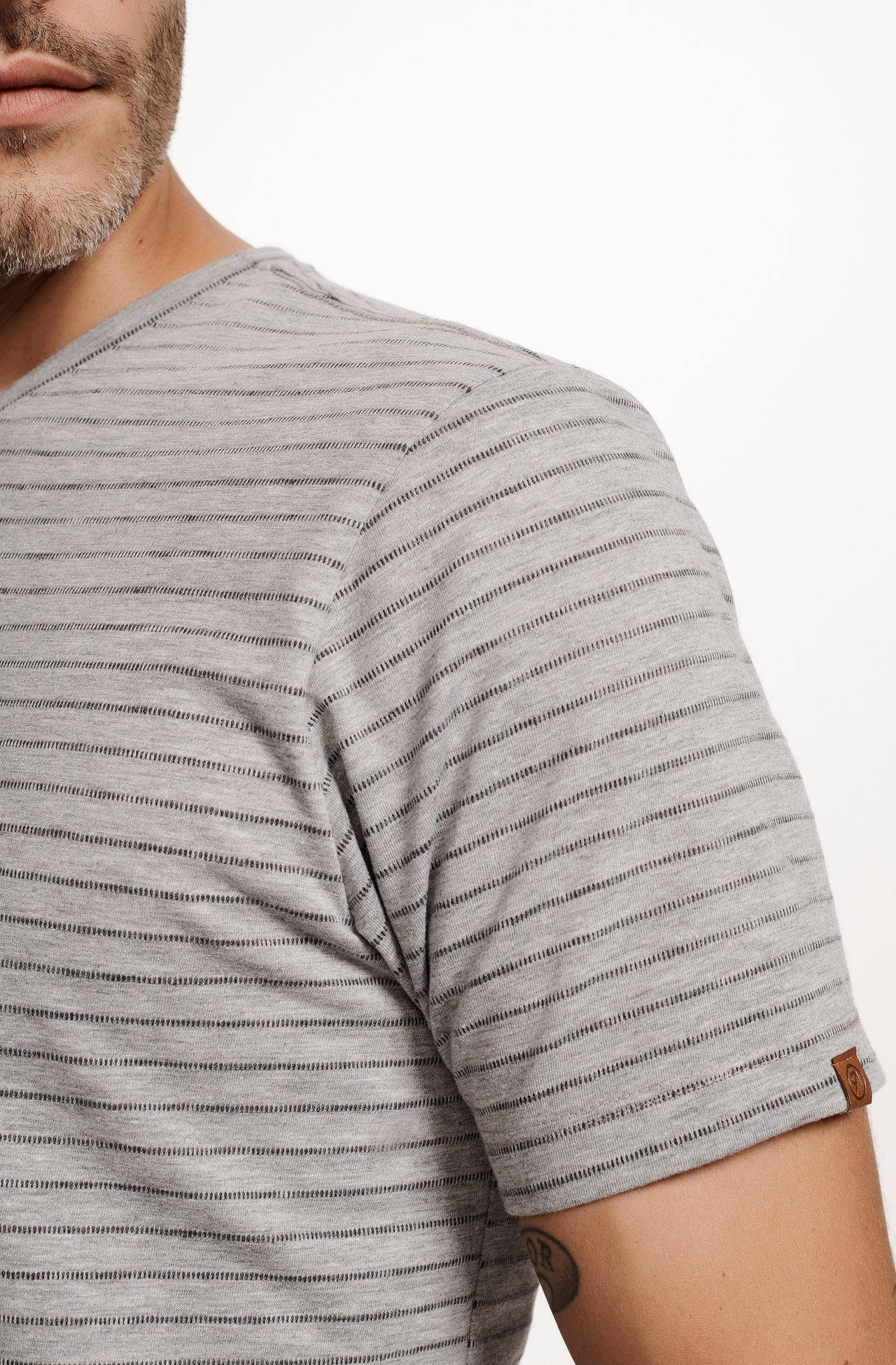 8353BCV00131_945_5-T-SHIRT-MANGA-CURTA-LISTRADA-GOLA-V-VISCOSE-VERDE