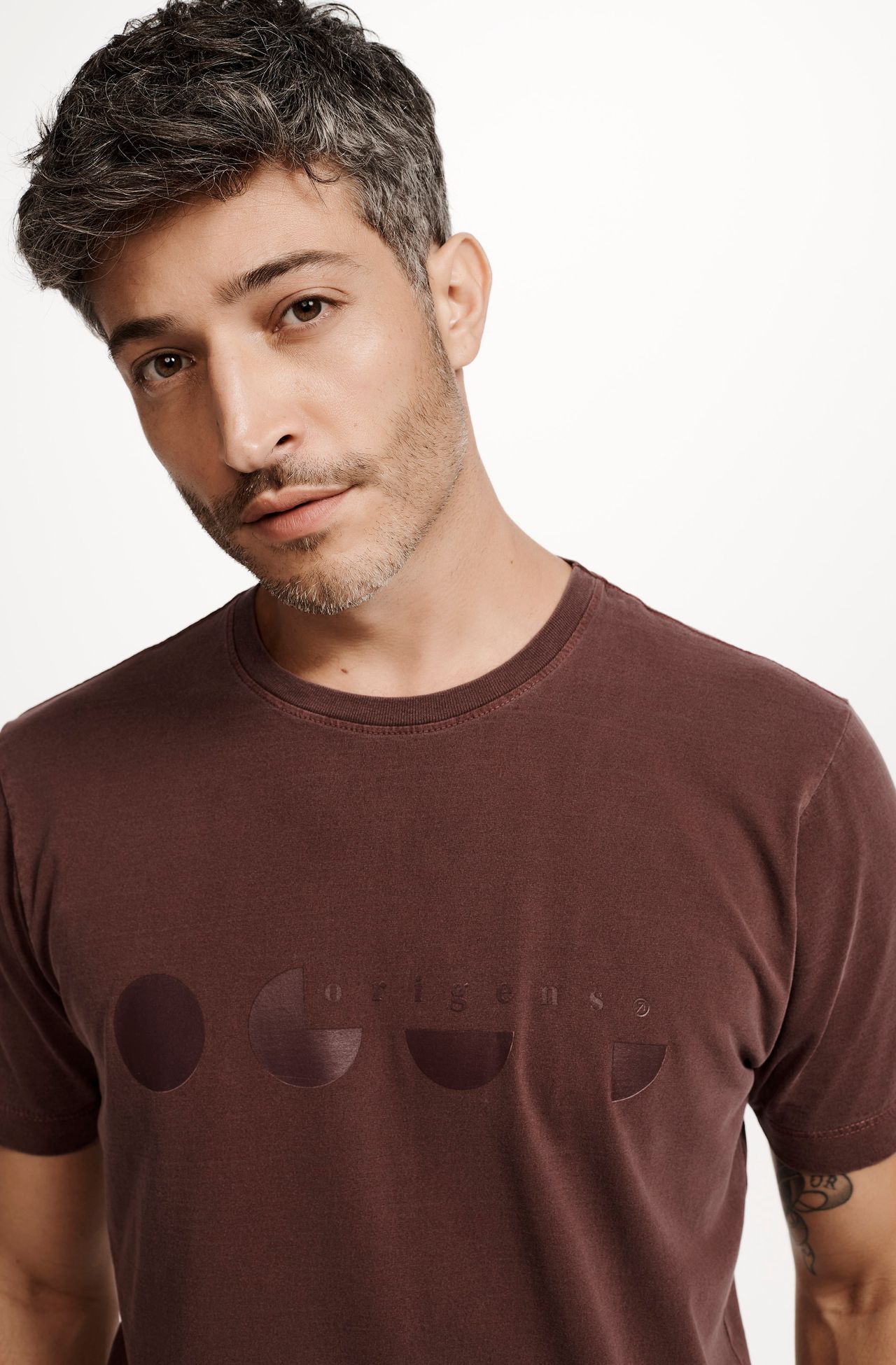 8353CCZ00227_385_4-T-SHIRT-MANGA-CURTA-STONE-ESTAMPADA-ORIGENS-GOLA-CARECA-VINHO