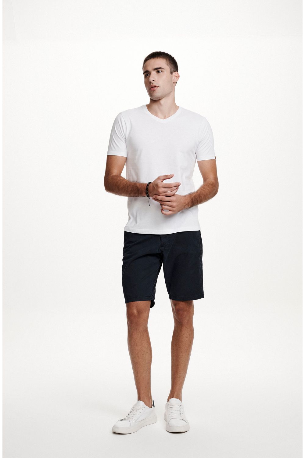 8350BCV00015_900_1-T-SHIRT-MANGA-CURTA-LISA-GOLA-V-BRANCA