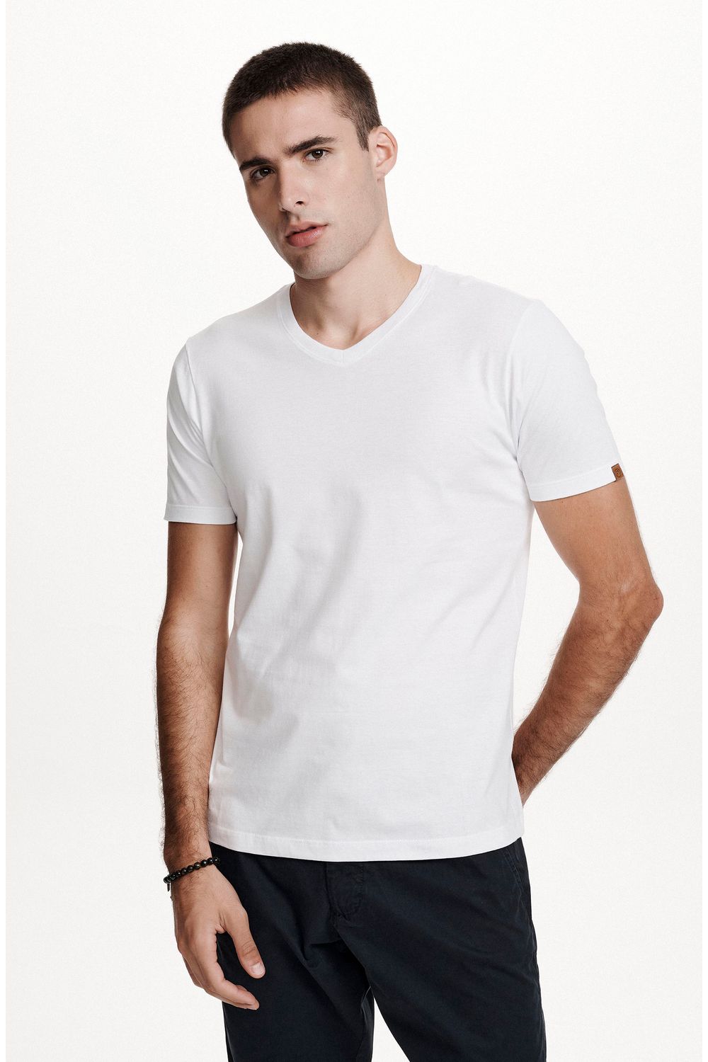 8350BCV00015_900_2-T-SHIRT-MANGA-CURTA-LISA-GOLA-V-BRANCA