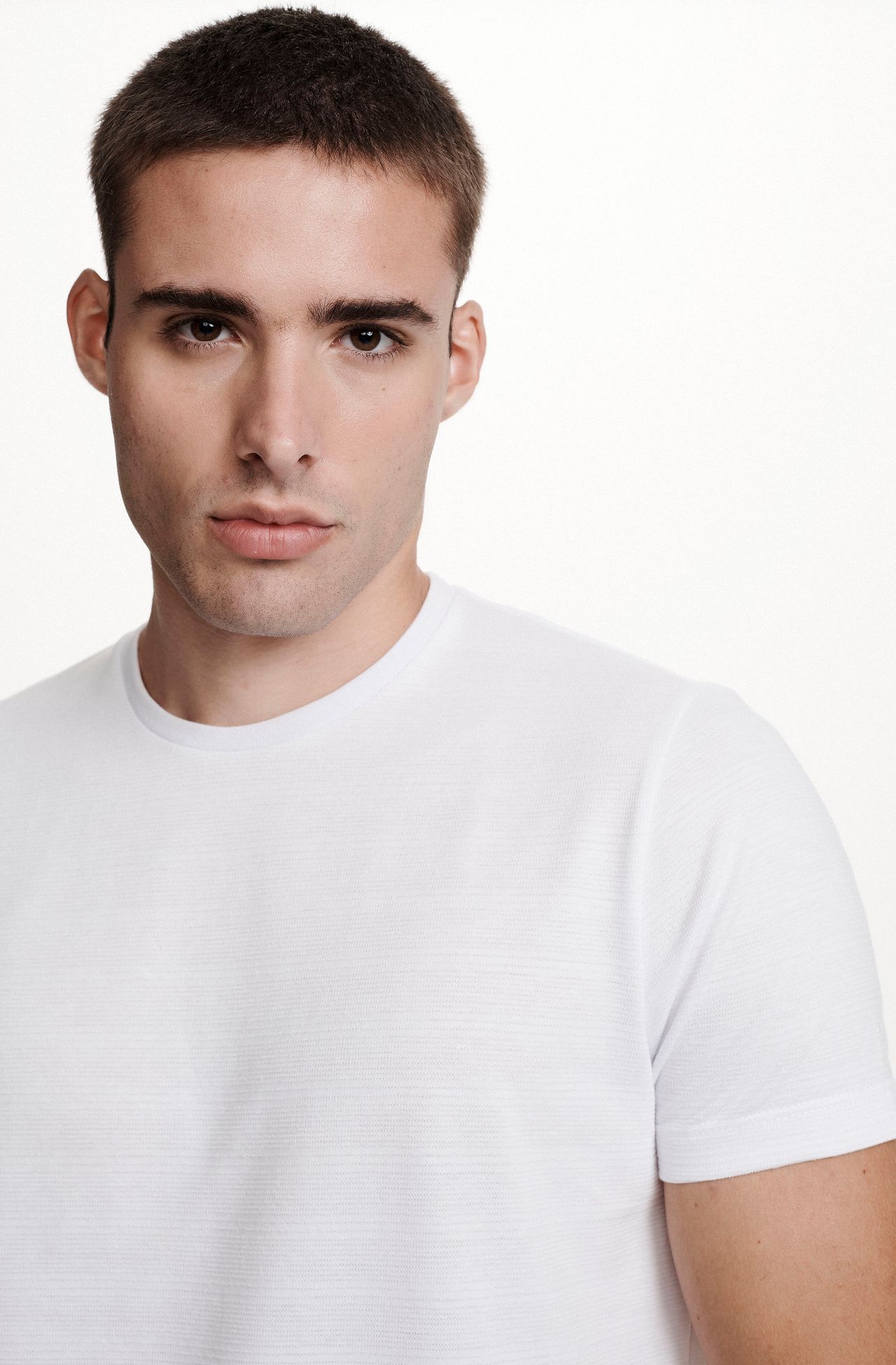 8350CCZ00109_900_4-T-SHIRT-MANGA-CURTA-GOLA-CARECA-COM-PALA-BRANCA