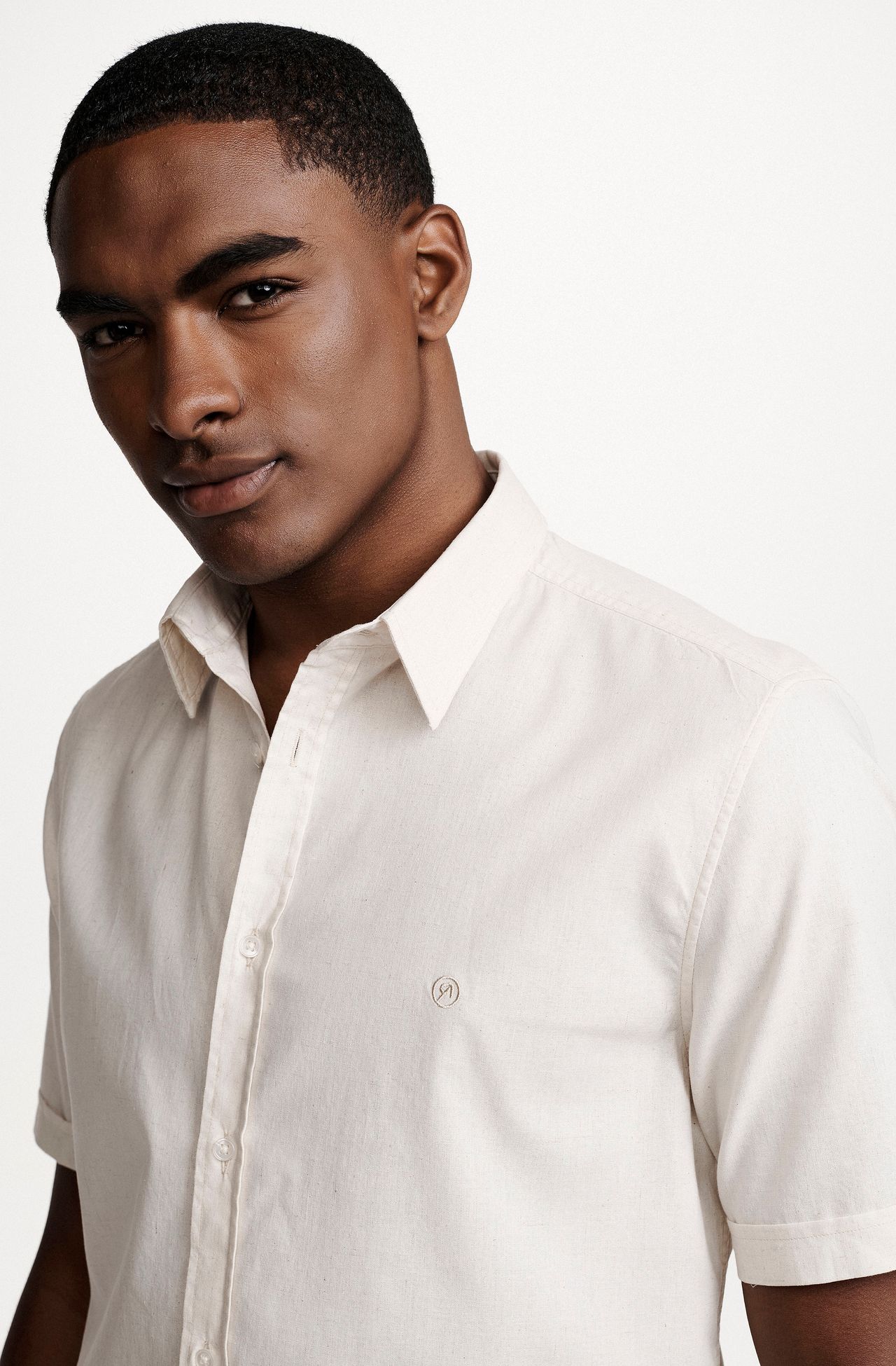 2401VCZ25162_420_4-CAMISA-MANGA-CURTA-CASUAL-AMARELA-EM-LINHO