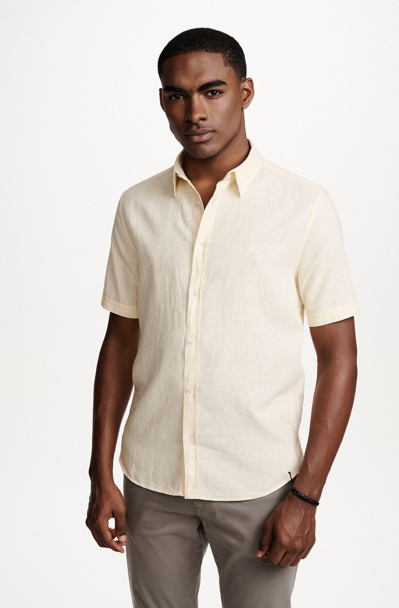 2401VCZ25162_135_2-CAMISA-MANGA-CURTA-CASUAL-AMARELA-EM-LINHO