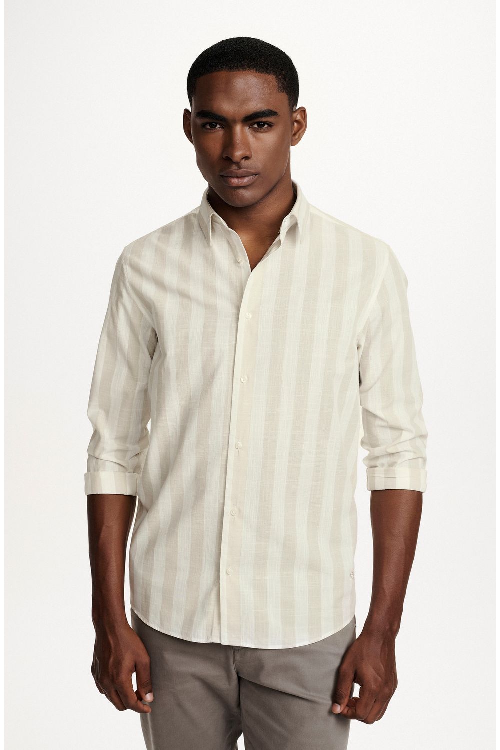 2502VCZ49080_420_2-CAMISA-CASUAL-DE-ALGODAO-LISTRADO-KHAKI