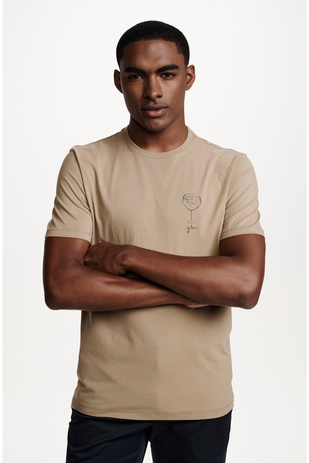 8353CCZ00237_740_2-T-SHIRT-MANGA-CURTA-ESTAMPA-GIM-CAQUI