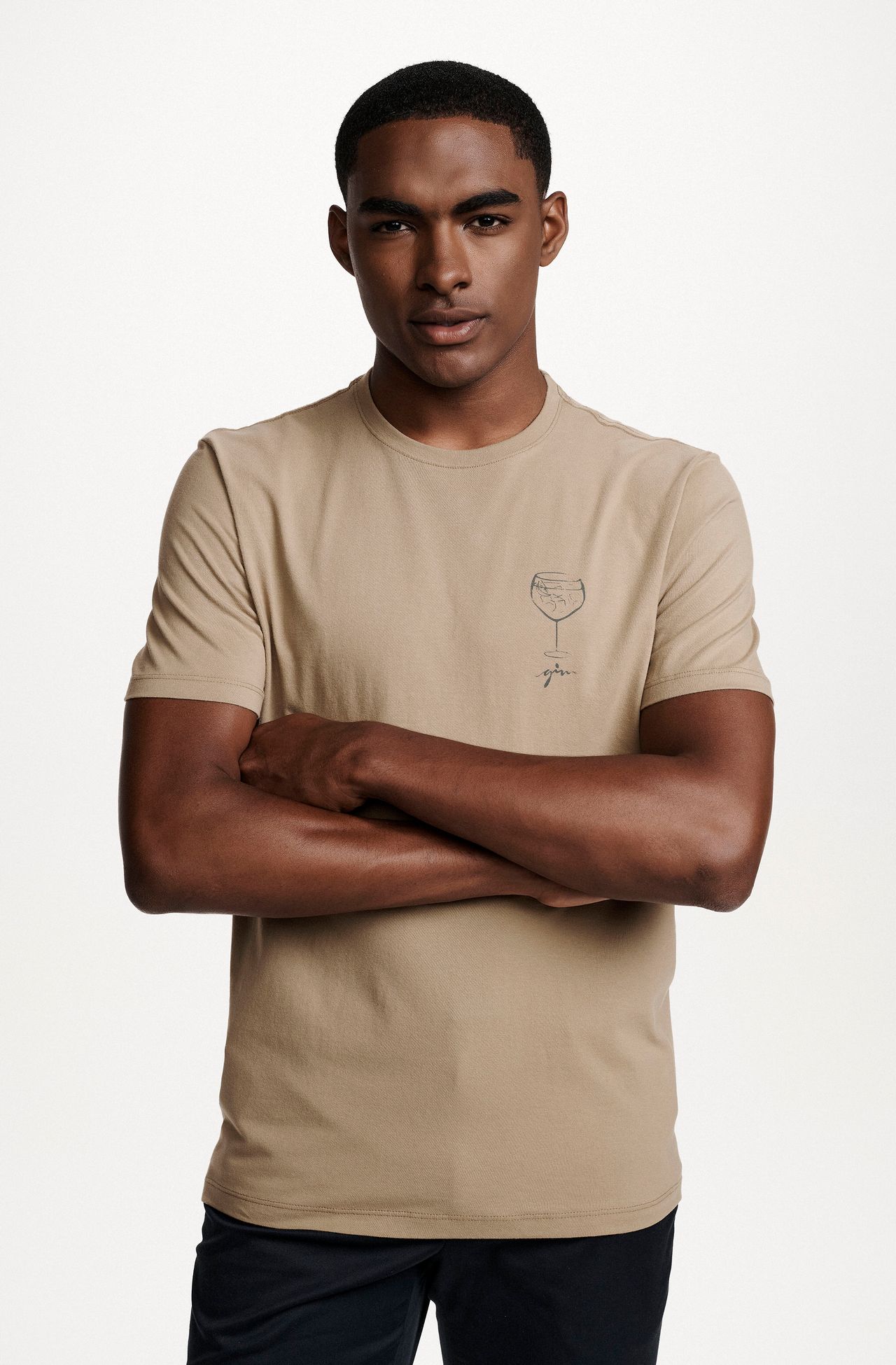 8353CCZ00237_740_2-T-SHIRT-MANGA-CURTA-ESTAMPA-GIM-CAQUI