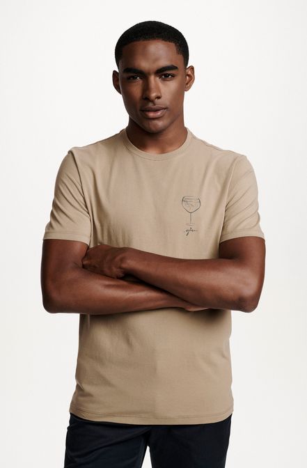 8353CCZ00237_740_2-T-SHIRT-MANGA-CURTA-ESTAMPA-GIM-CAQUI