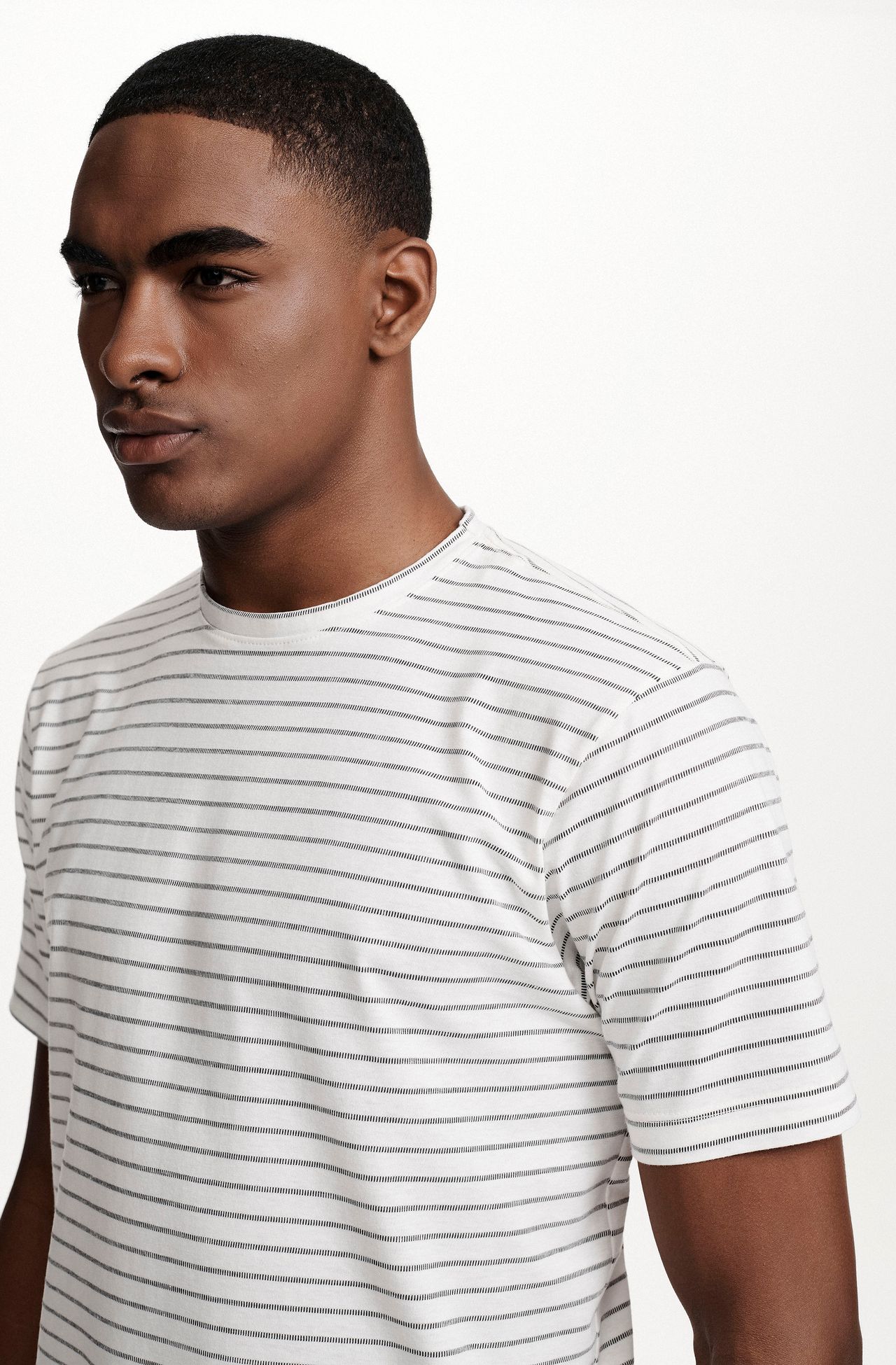 8353CCZ00255_400_4-T-SHIRT-MANGA-CURTA-LISTRADO-PRETO-E-OFFWHITE