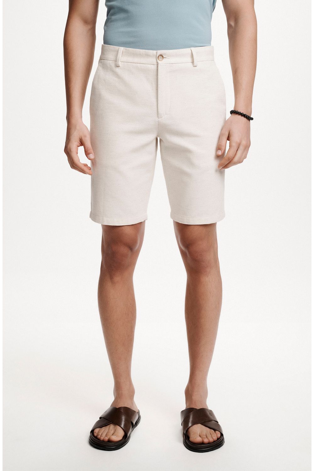 5042JCZ00045_425_2-BERMUDA-CHINO-TEXTURIZADA-BEGE-DE-ALGODAO-COM-LINHO