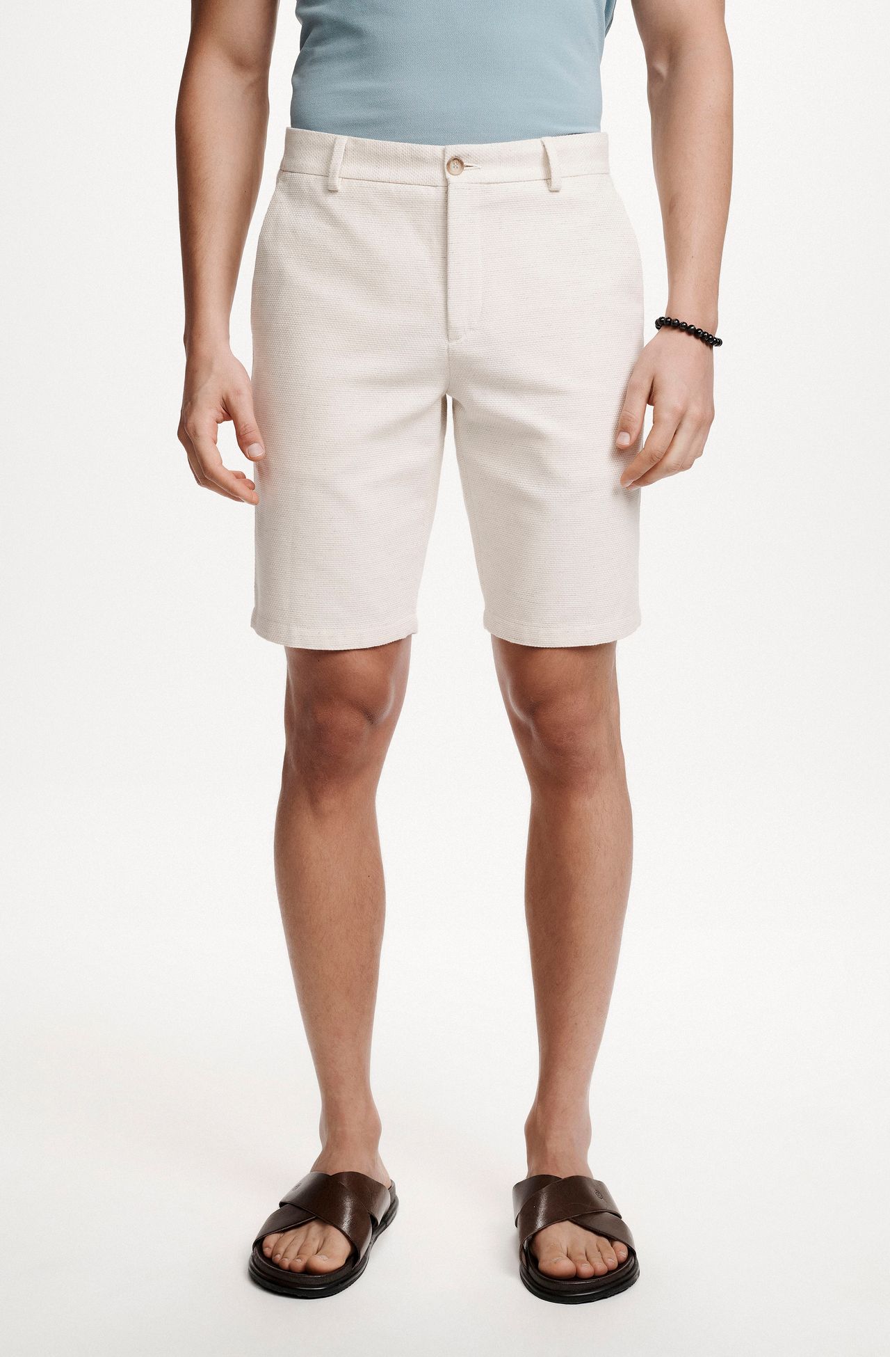 5042JCZ00045_425_2-BERMUDA-CHINO-TEXTURIZADA-BEGE-DE-ALGODAO-COM-LINHO