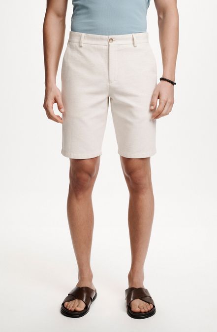 5042JCZ00045_425_2-BERMUDA-CHINO-TEXTURIZADA-BEGE-DE-ALGODAO-COM-LINHO