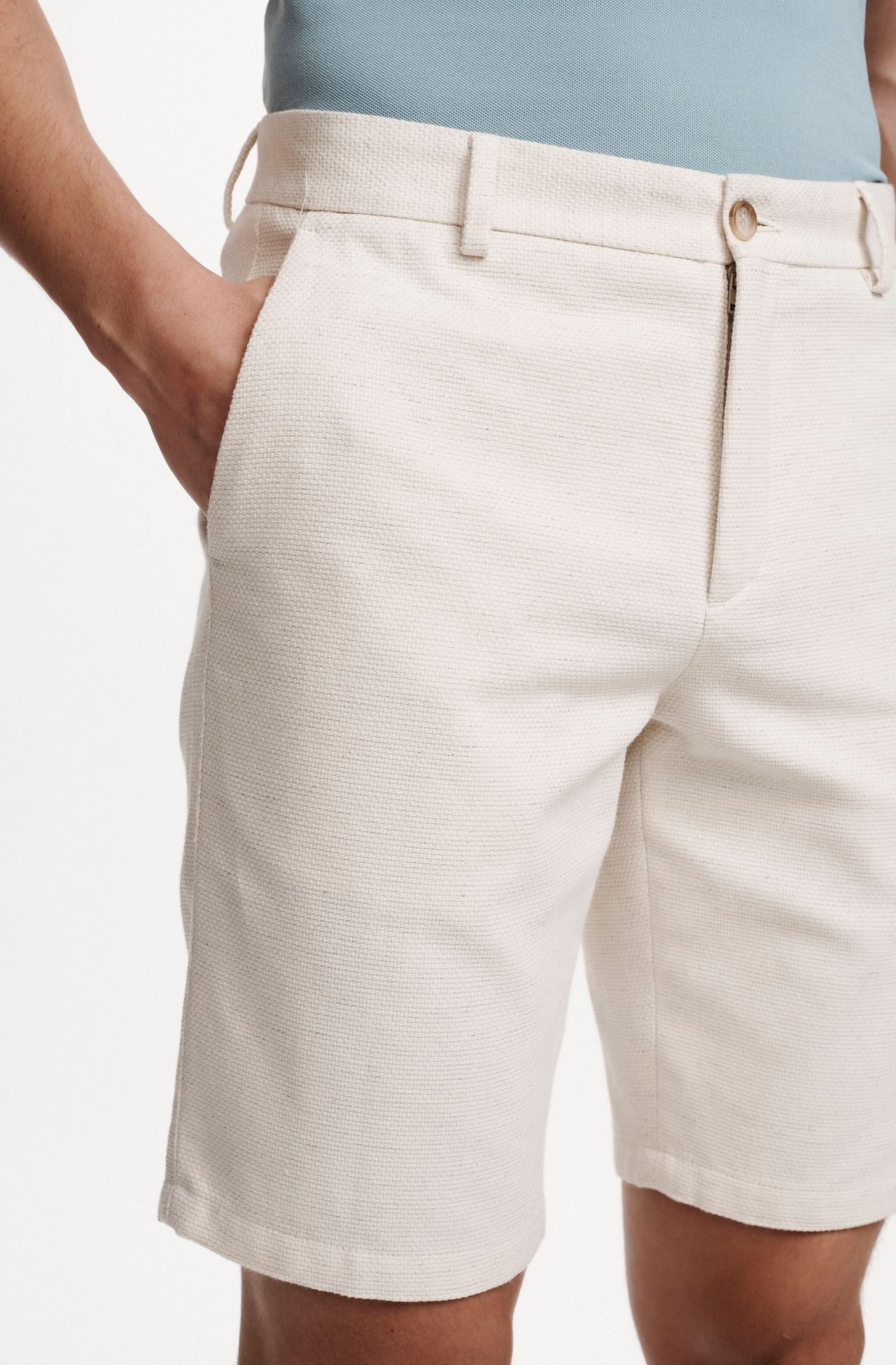 5042JCZ00045_425_4-BERMUDA-CHINO-TEXTURIZADA-BEGE-DE-ALGODAO-COM-LINHO