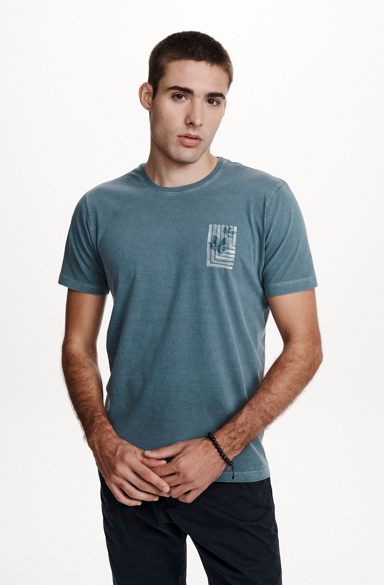 8353CCZ00245_580_2-T-SHIRT-MANGA-CURTA-ESTAMPA-FOLHAS-GRAFICAS-BEGE