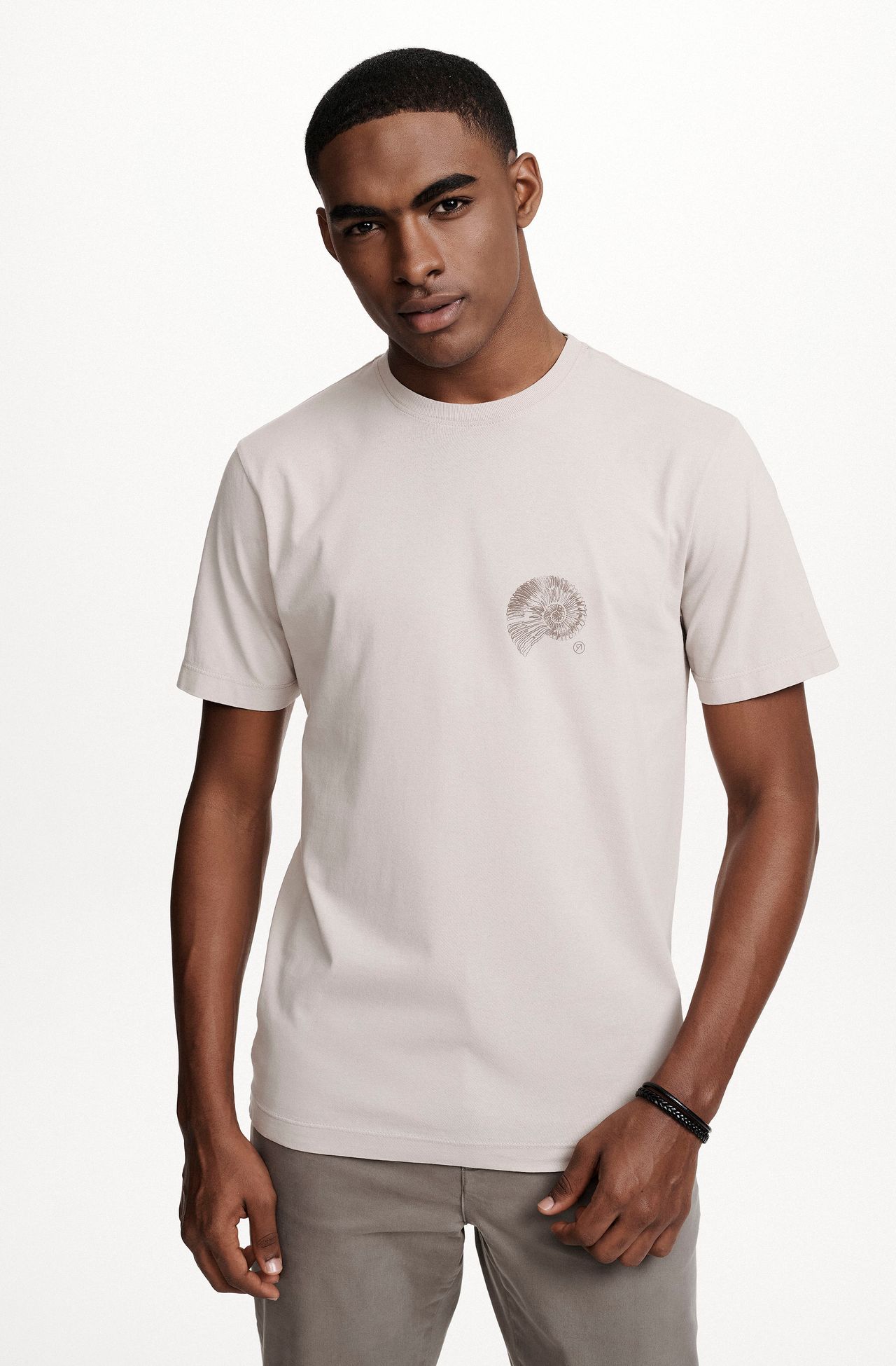 8353CCZ00251_710_2-T-SHIRT-MANGA-CURTA-ESTAMPA-CONCHA-DE-ALGODAO-AMARELO