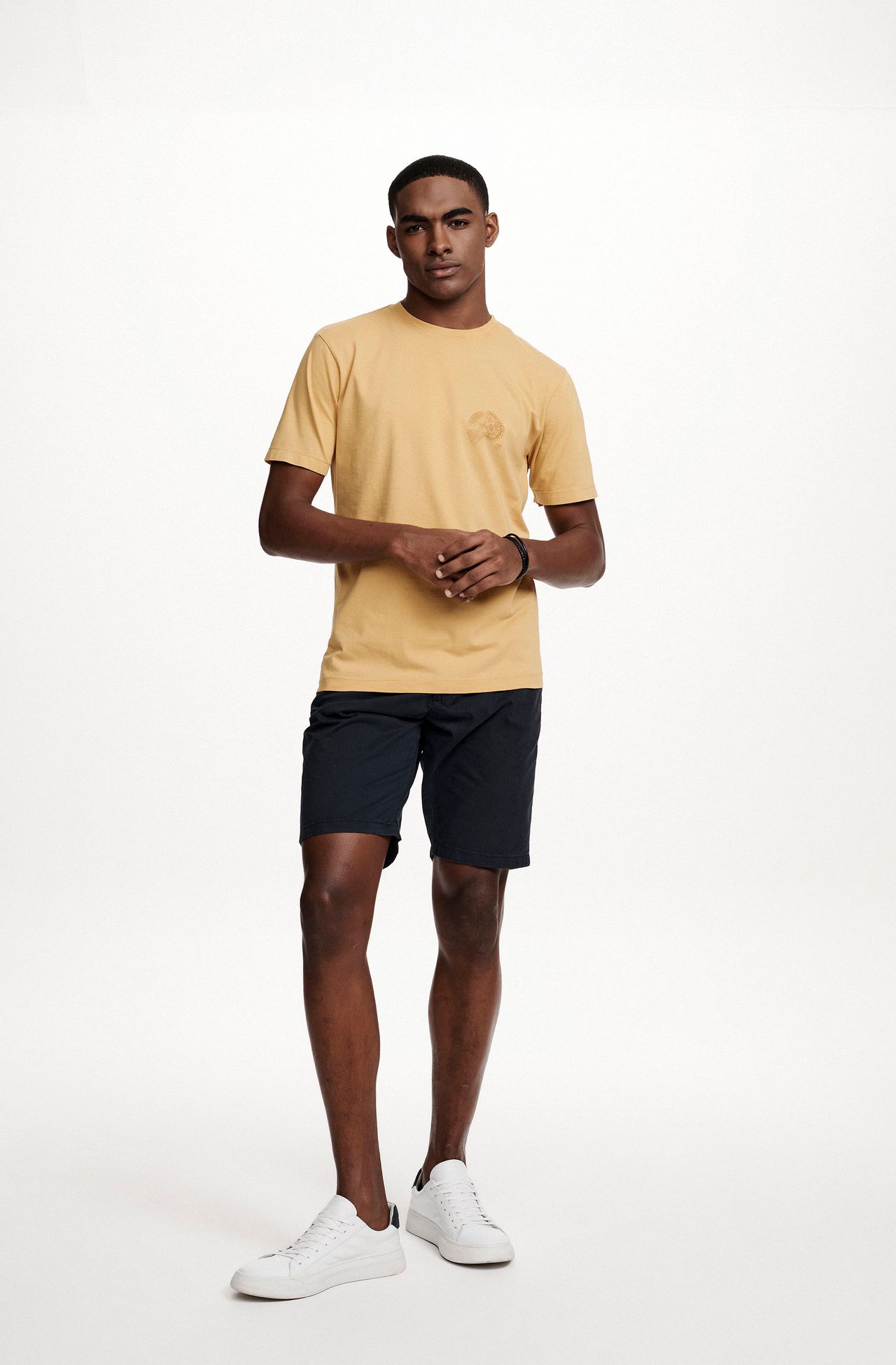 8353CCZ00251_145_3-T-SHIRT-MANGA-CURTA-ESTAMPA-CONCHA-DE-ALGODAO-AMARELO
