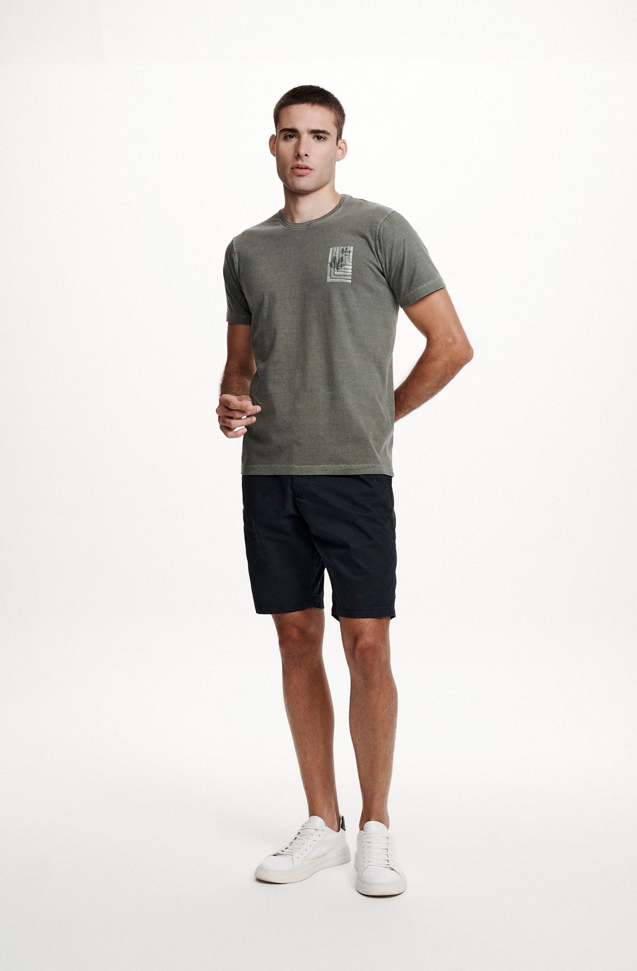 8353CCZ00245_695_3-T-SHIRT-MANGA-CURTA-ESTAMPA-FOLHAS-GRAFICAS-BEGE