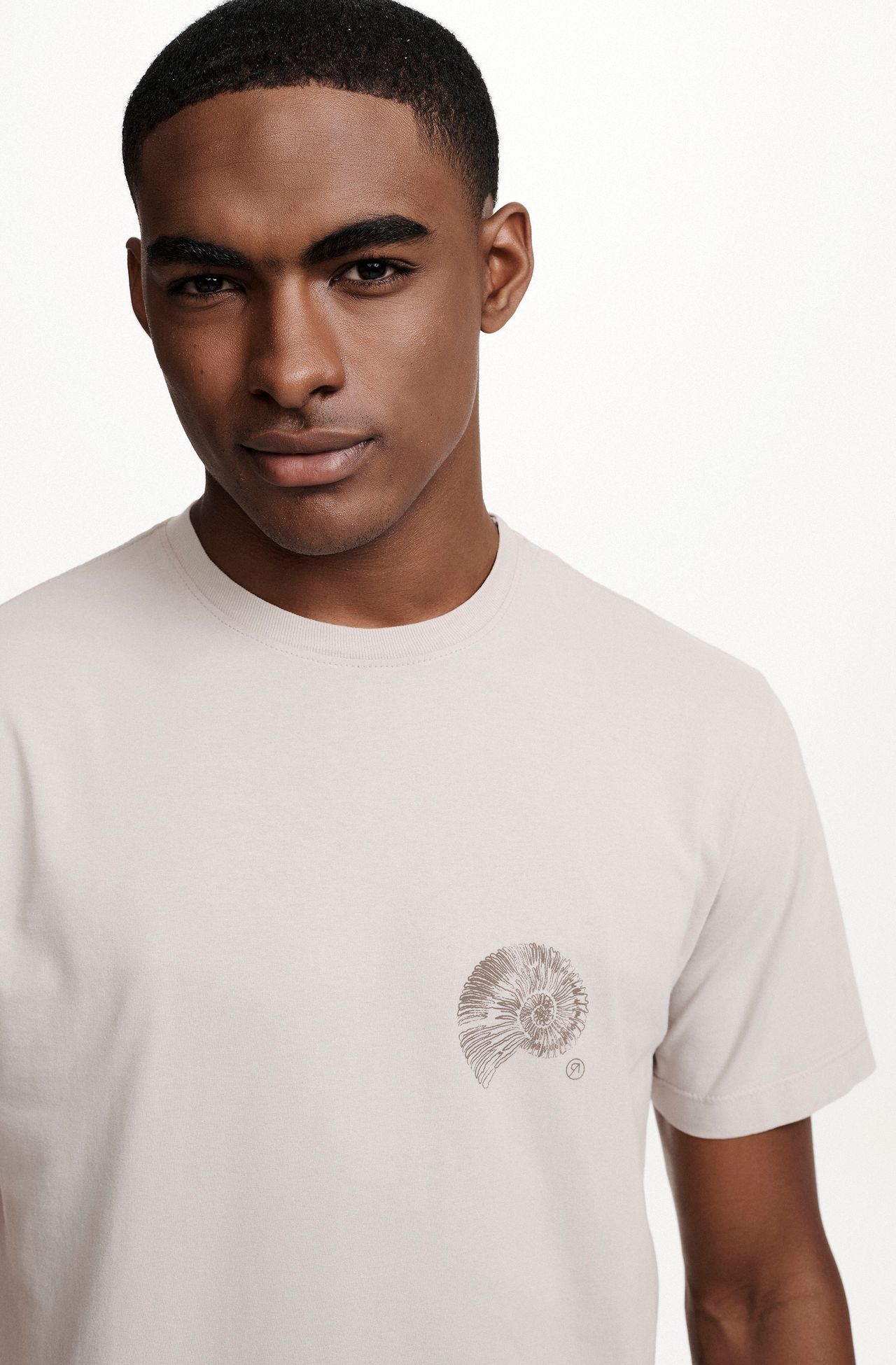 8353CCZ00251_710_4-T-SHIRT-MANGA-CURTA-ESTAMPA-CONCHA-DE-ALGODAO-AMARELO